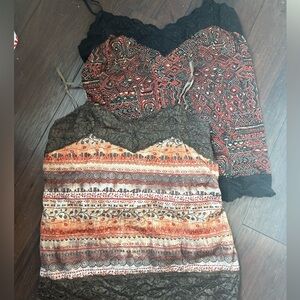 2 Ricki’s size XXL, lace trimmed spaghetti strap
Tank tops in geometric pattern